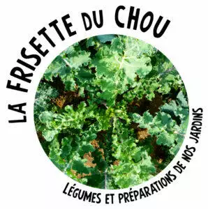 Étiquette circulaire pour « la frisette du chou », présentant un gros plan de feuilles de chou frisé vert et frisé avec des superpositions de texte sur les légumes locaux et les préparations du jardin.